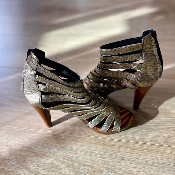 ALDO Gold Heels with Zipper - Picture 2 of 9